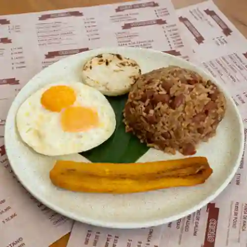 Desayuno Paisa con Huevos Fritos