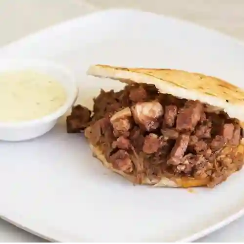 Arepa de Ropa Vieja y Costilla