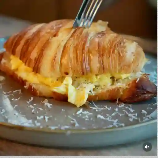 Sándwich croissant y huevo