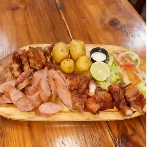 Picada chicharron chorizo y costilla