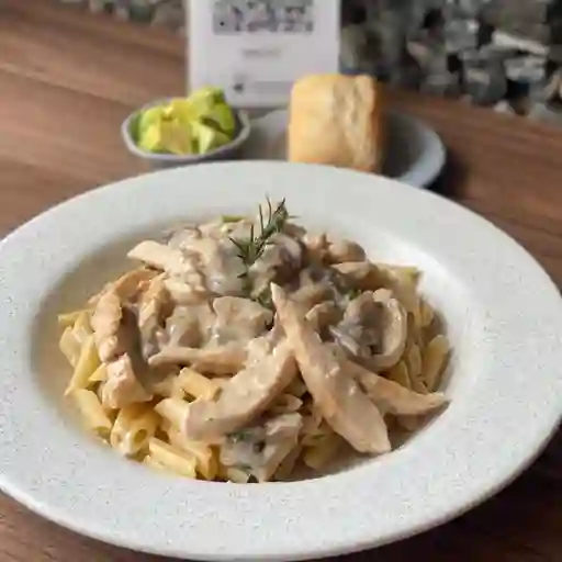 Pasta en salsa de champiñones+aguactepan