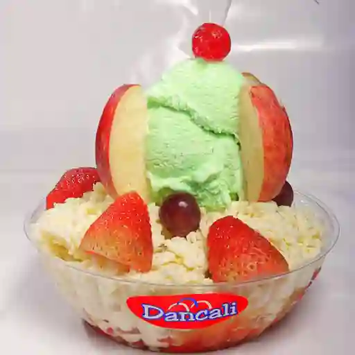 Ensalada de frutas grande con helado