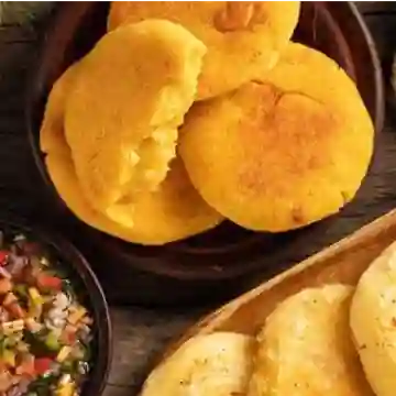 Arepas Fritas, Queso Mozzarella y Hogao
