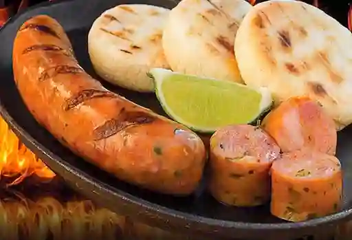 Chorizo con arepa