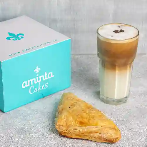 Pastel de Pollo + Latte Frio