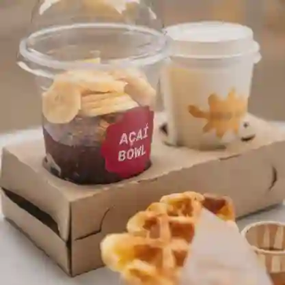 Bowl de Acai + 3 Waffleyuca + Café