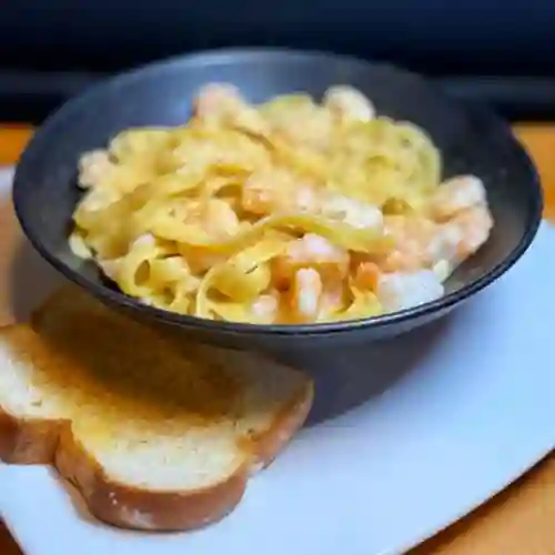 Fetuccine Alfredo con Pollo y Camarones