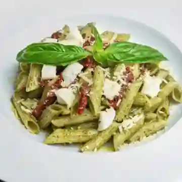 Pasta pesto,tomates secos, buf y bebida