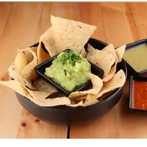 Totopos con Guacamole