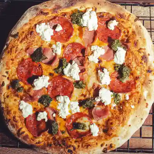 Pizza Pepperoni, Prosciutto y Pesto