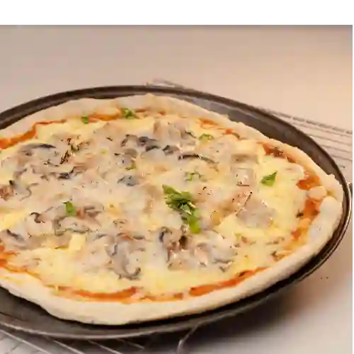 Pizza Pollo y Champiñones