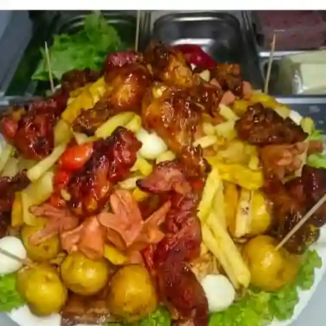 Picada Pattys con 12 Cervezas Poker