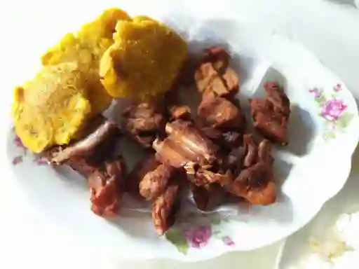 Patacones con Queso y Chicharron