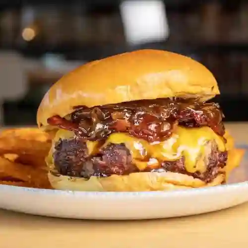 Monster Burger con Papas y Coke.