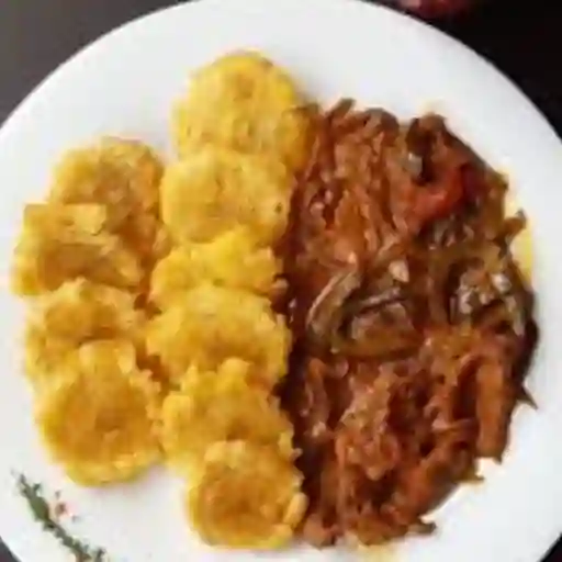Carne bistec con patacon