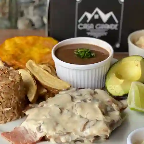 Pechuga en champiñones +bebida+postre