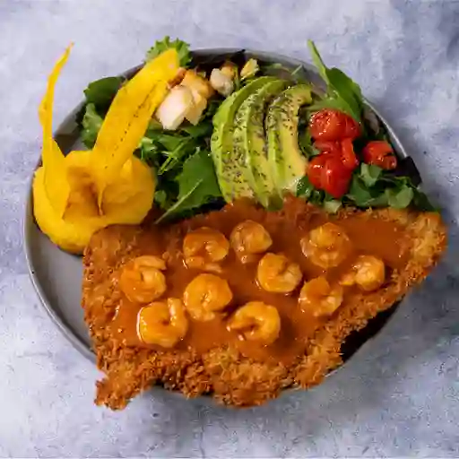 Milanesa en salsa de coco con camarones