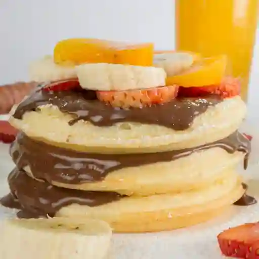 Pancakes con Crema de Avellanas y Fruta