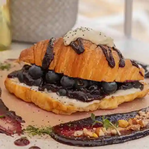 Croissant Arandanos y Queso Azul