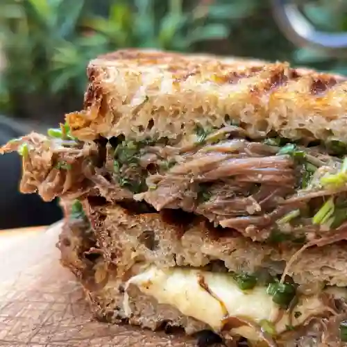 Sánduche de Res y Chimichurri
