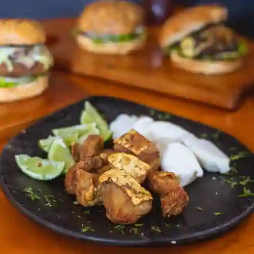 Chicharrones con Bollo