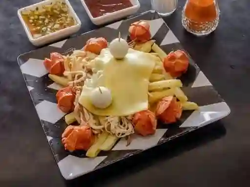 Salchipapa de la casa