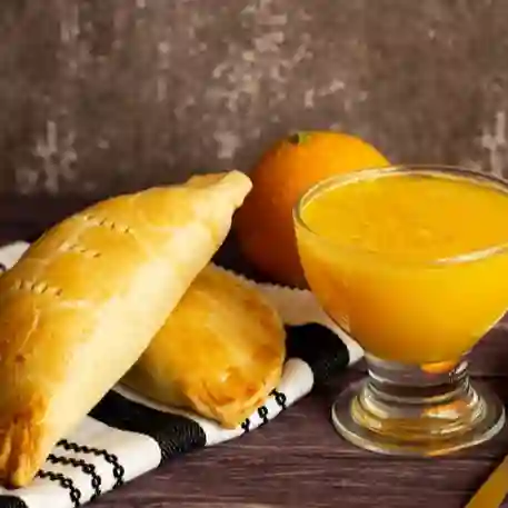 Jugo Naranja + Pastel de Pollo