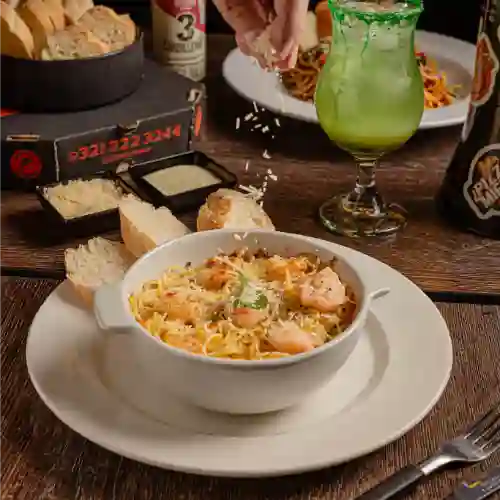 Espaguetis con camarones en salsa alfred