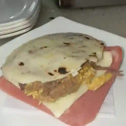 Arepa de Carne Polo Jamón y Queso