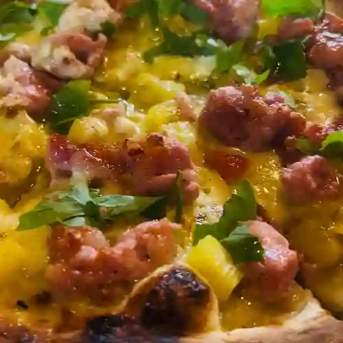 Pizza Piña Ahumada y Chorizo