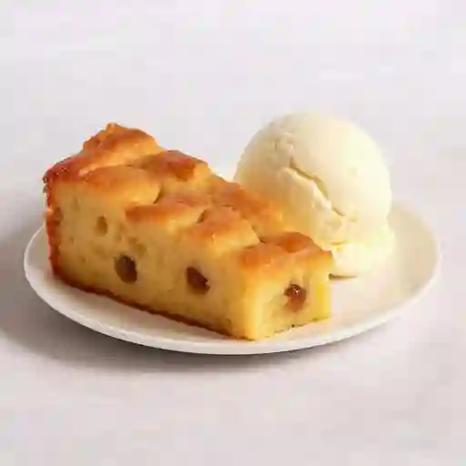 Torta de banano caliente con helado de vainilla