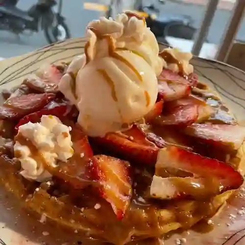 Wafle Arequipe y Fresa
