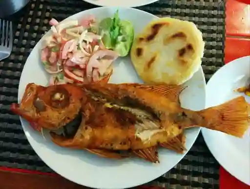 Pescado Frito con Arepa