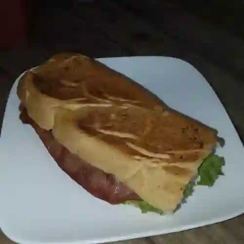 Sandwich clasico con papas y gaseosa