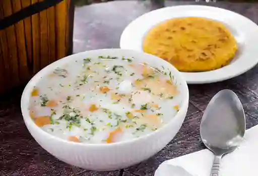 Caldo con Arepa y Huevo