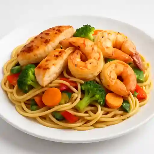 Espaguettis con Pollo y Camarones