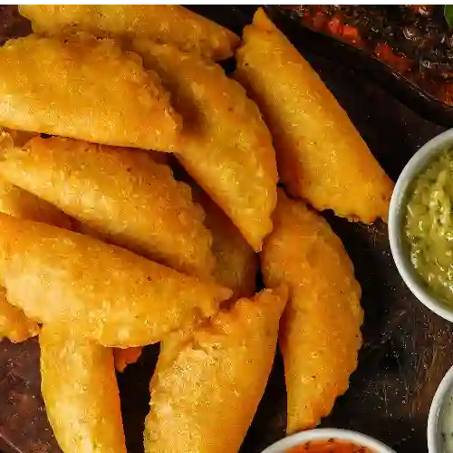 10 Empanadas Vallunas Fritas + 2 Bebidas