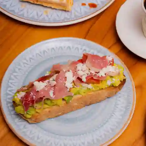 Tostadas de Aguacate, Serrano y Feta