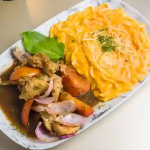 Pastas a la Huancaina con Pollo Saltado