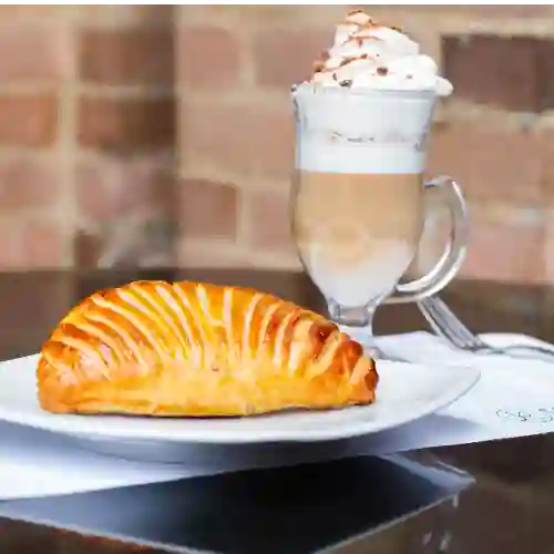 Capuccino Vienes y Hojaldre de Manzana