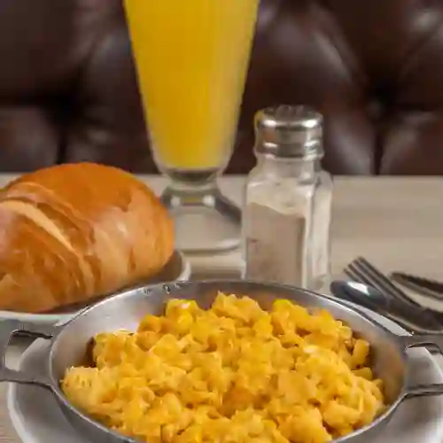 Huevos con Maiz Bebida y Pan