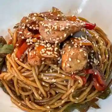 Pasta teriyaki y bebida