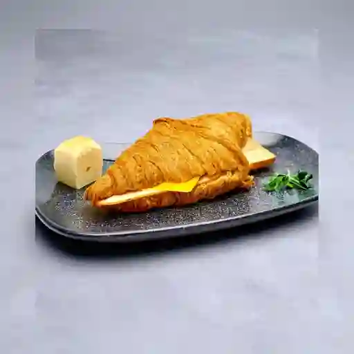 Croissant con jamón y queso
