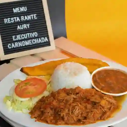 Ejecutivo con carne desmechada