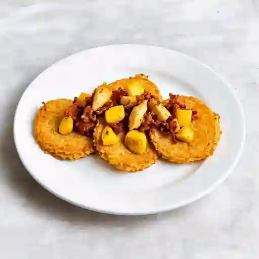 Patacón con Chicharroncitos con Maduro