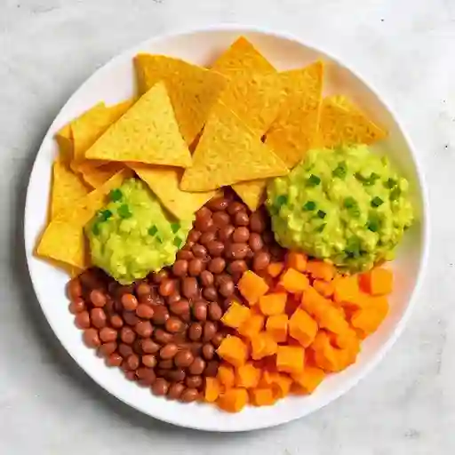 Guacafrijol con doritos chips