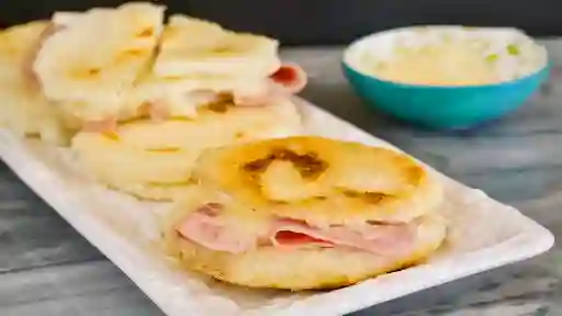 Arepa Rellena de Jamón Queso