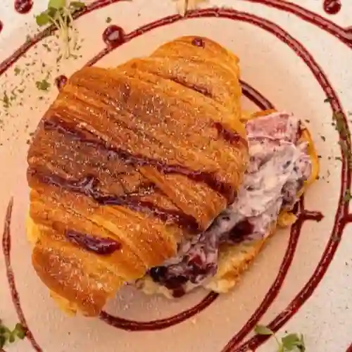 Croissant Queso Mascarpone y Frutos Rojo