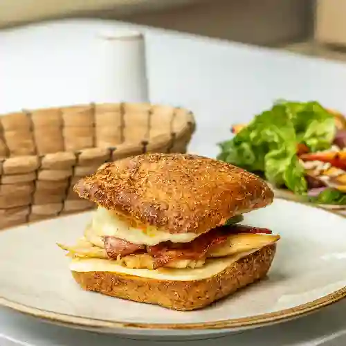 Sándwich Pollo-Tocineta