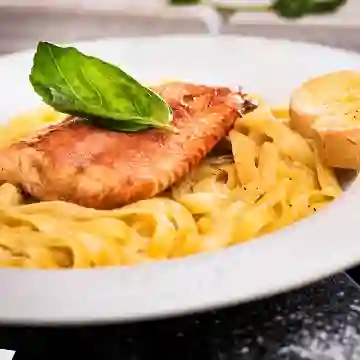 Fettuccine Alfredo con Salmón